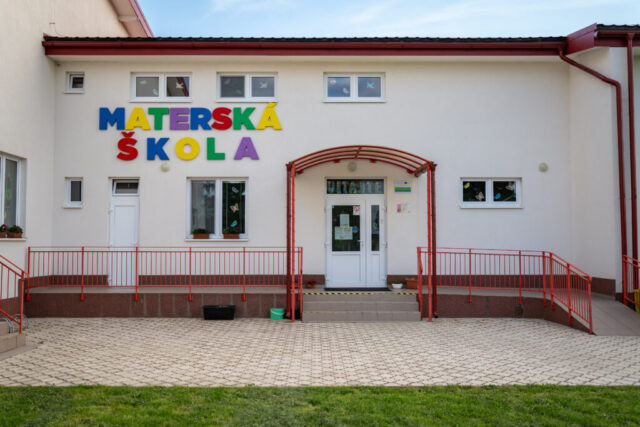 kovové zábradlie, kovová konštrukcia, rampa zťp, práškové lakovanie, lexan